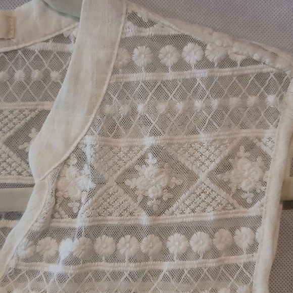 Embroidered sleeveless top - Picture 3 of 6